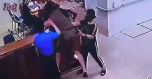 Police work with the individual who assaulted a healthcare worker in Nghe An